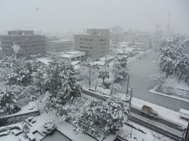 大雪の津市