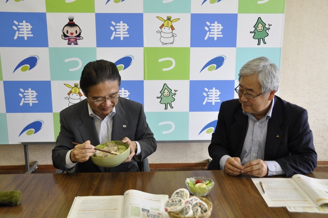 地産地消の「美し豆腐」試食