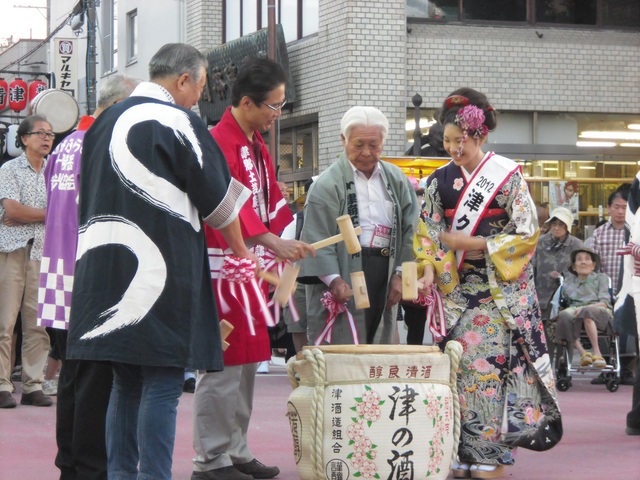 津・郷土芸能の集いオープニングセレモニー鏡割り