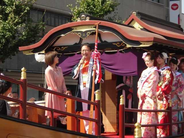 和船山車「安濃津丸」いとうまい子さん一日船長櫂引渡し式