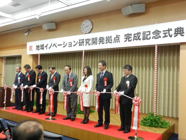 三重大学地域イノベーション研究開発拠点完成記念式典 テープカット