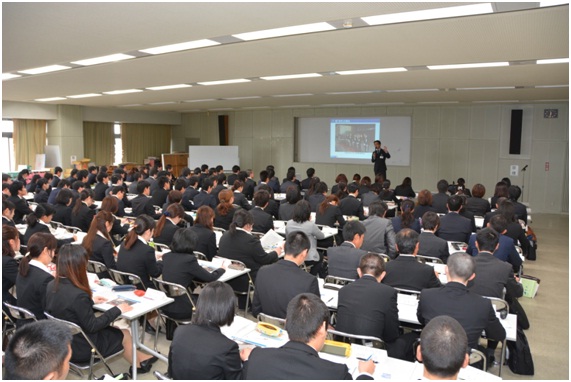 市長が講話している写真（会場最後方から）