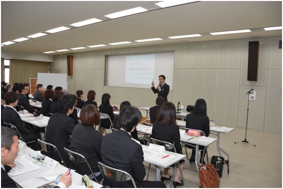 市長が講話している写真（会場後方中段から）