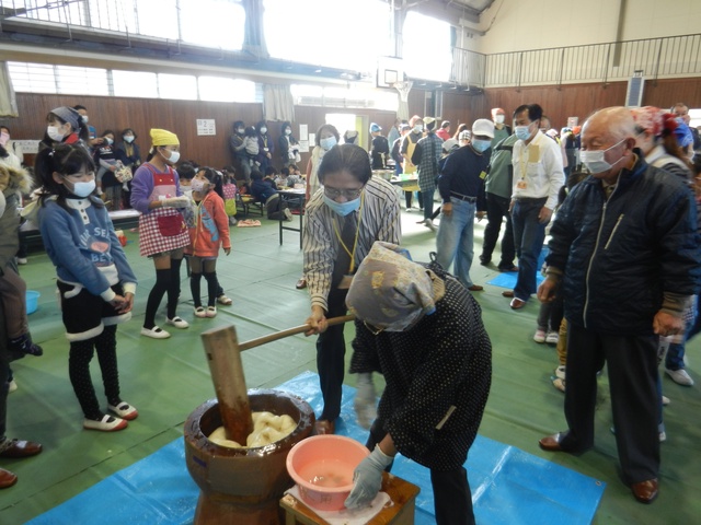 村主小学校ふれあい活動 餅つき大会