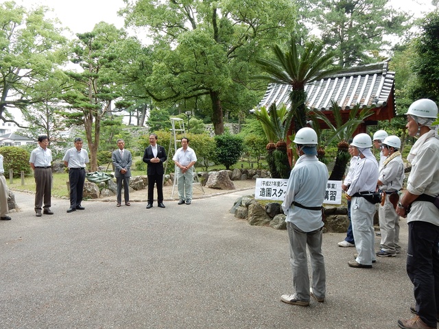 お城公園内日本庭園　津造園建設業組合せん定奉仕作業