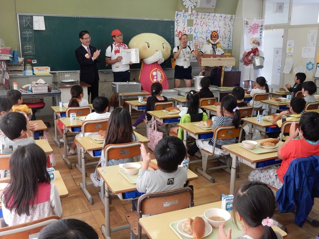 高茶屋小学校児童と津ぎょうざ小学校との給食交流