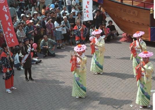 津祭りでの博多どんたく