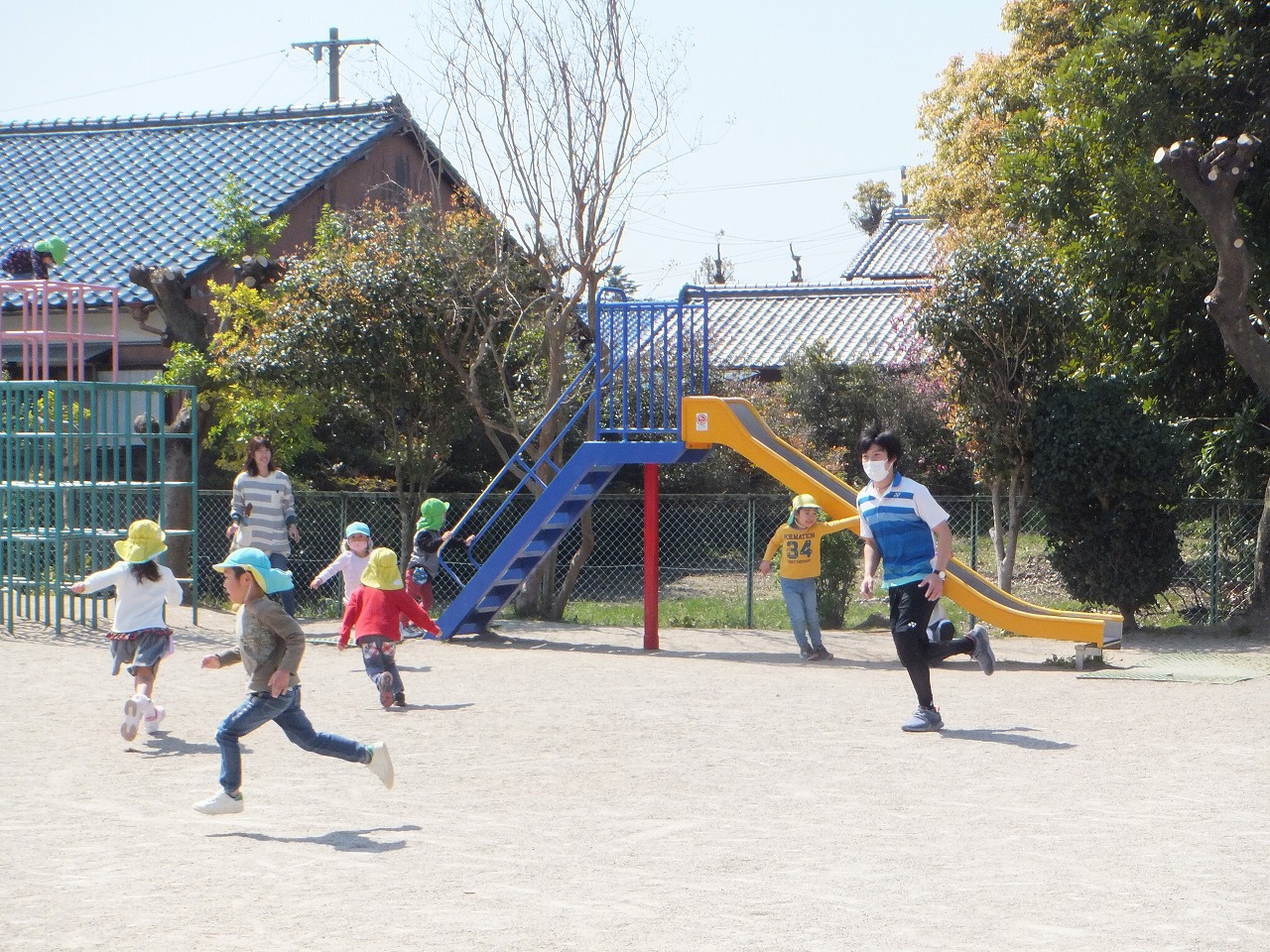 遊具で遊び