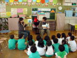 新町幼稚園の年長児が、絵本「にんぎょがにげた」の話を聞いています