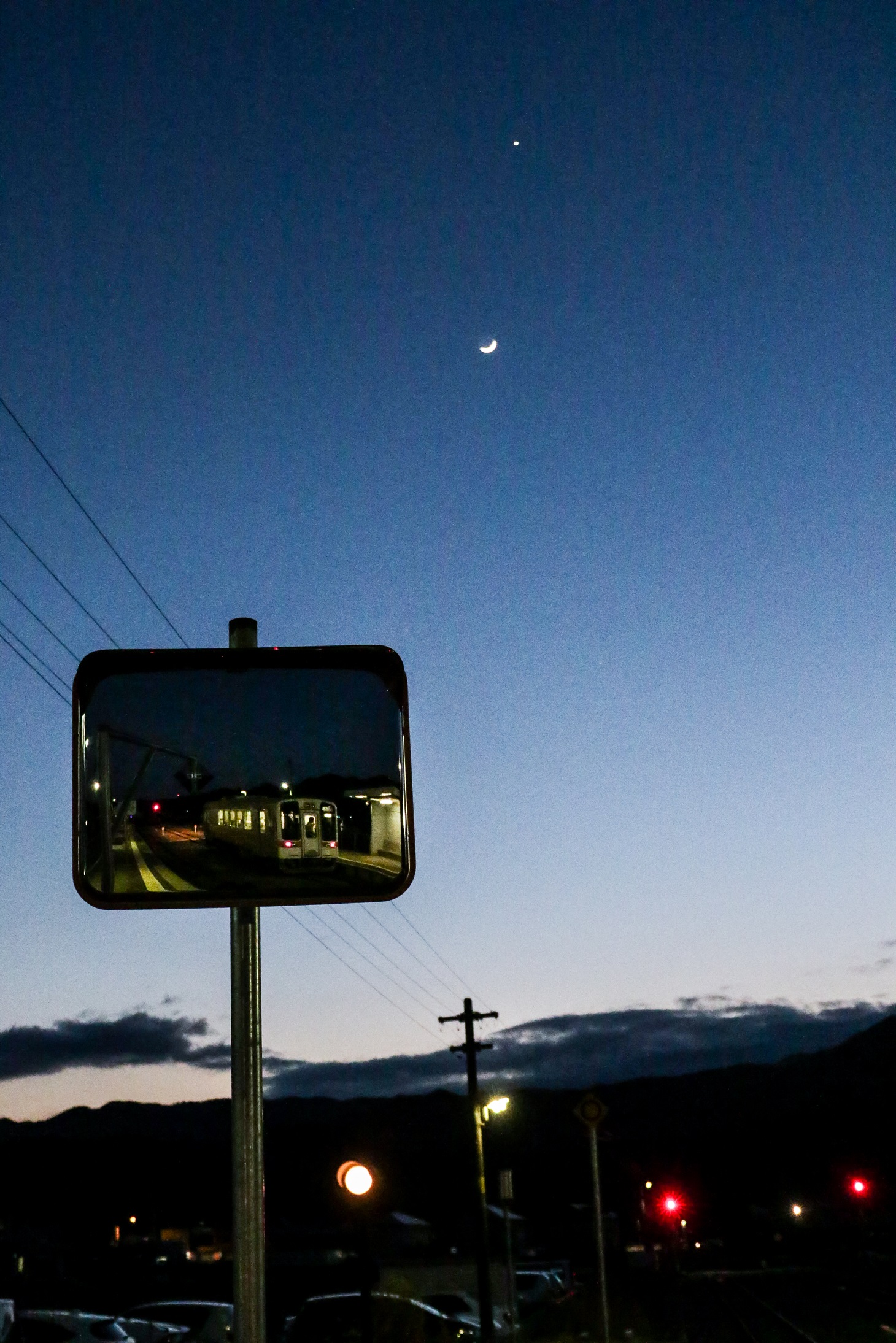 夕暮れの家城駅