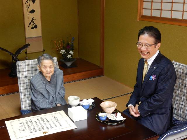 市内長寿者を訪問 