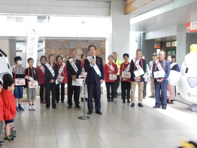 「津新町駅前街頭募金」