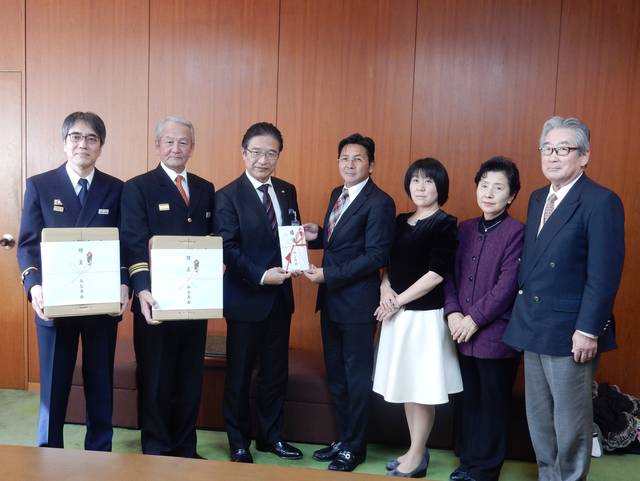 「みな月会」から消防団に対する激励品贈呈