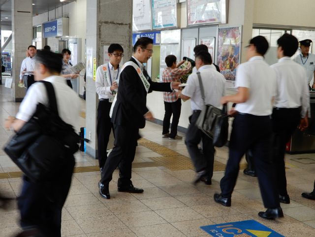 駅頭広報活動