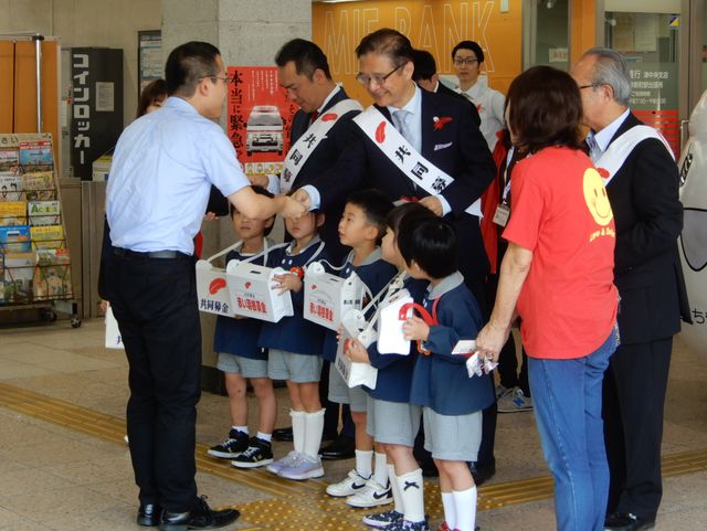 津新町駅前街頭募金