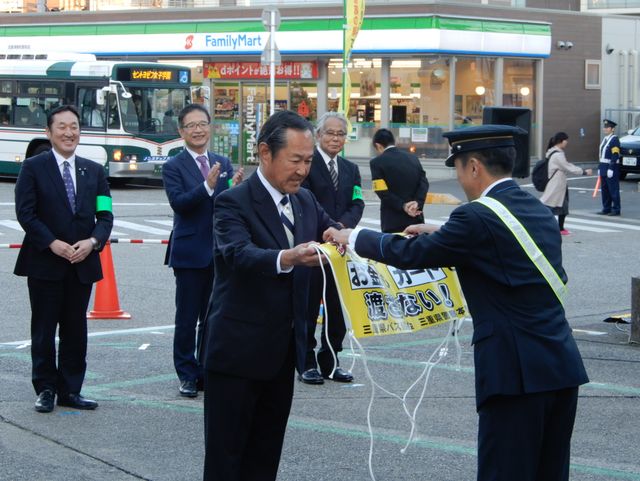 三重県バス協会との特殊詐欺被害防止広報啓発バス出発式