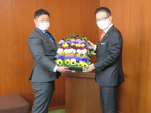 有限会社亀井園芸からの花苗寄附贈呈式