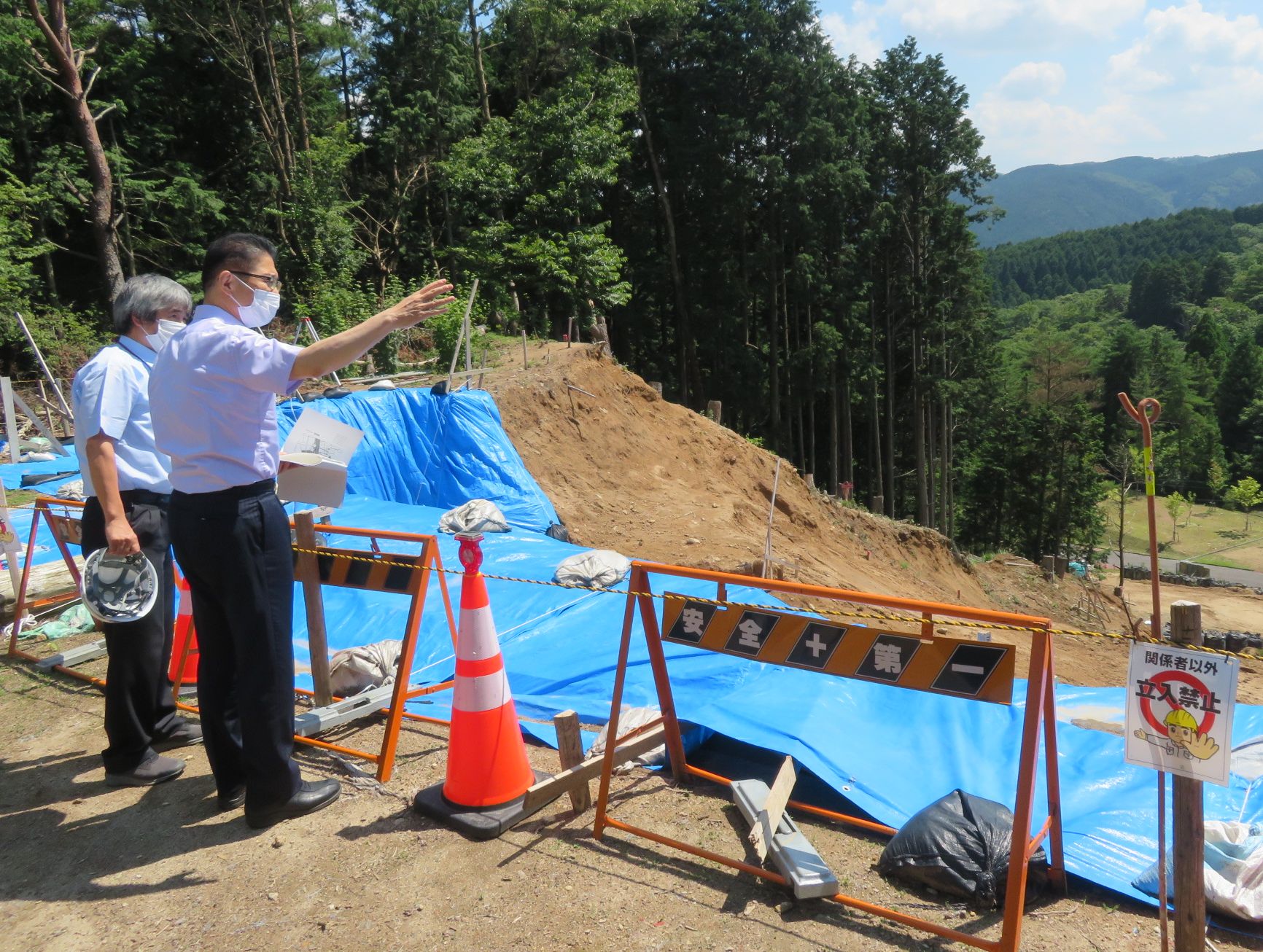 青山高原保健休養地　現地視察　市長指さし