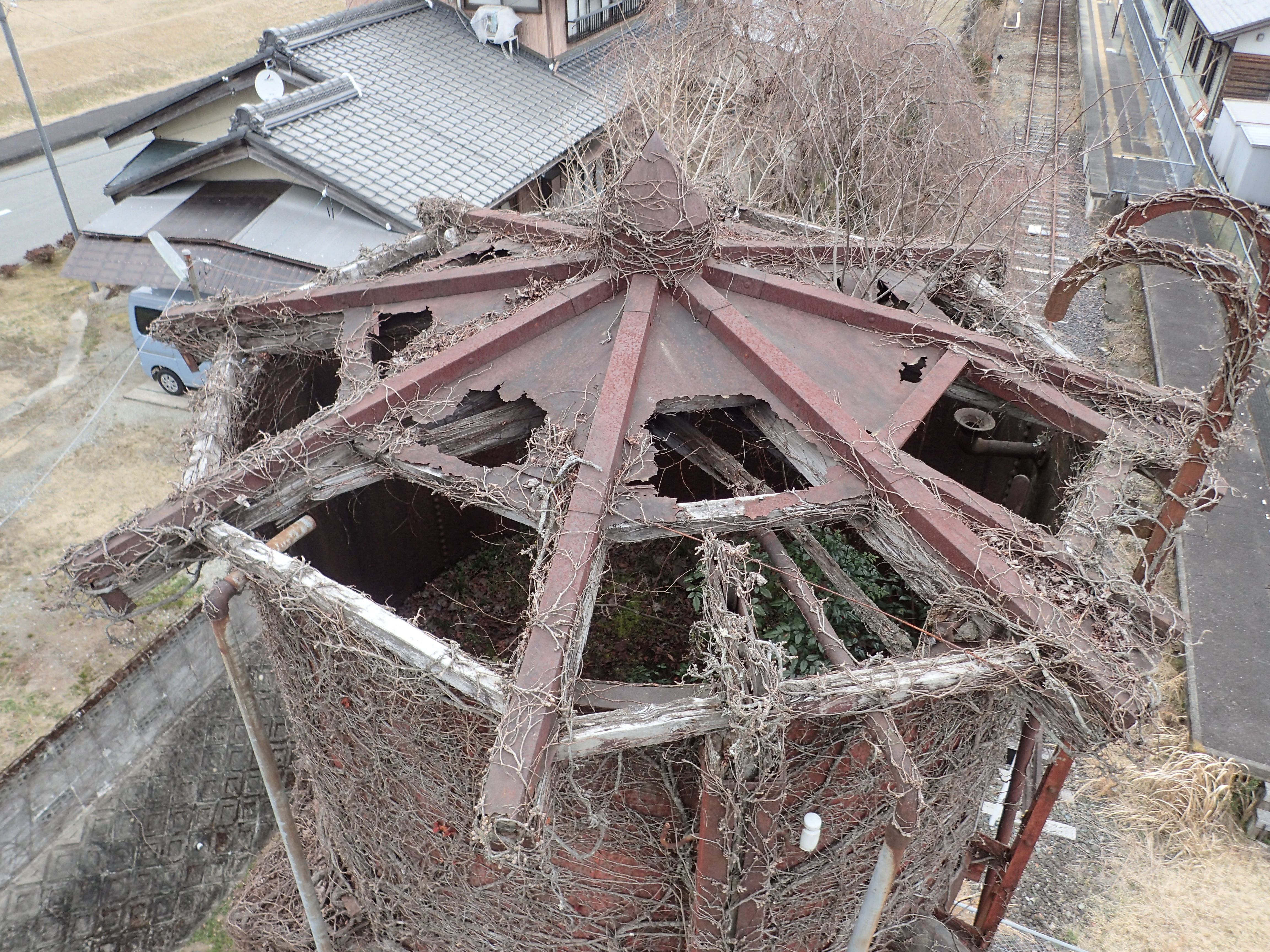 破損した屋根