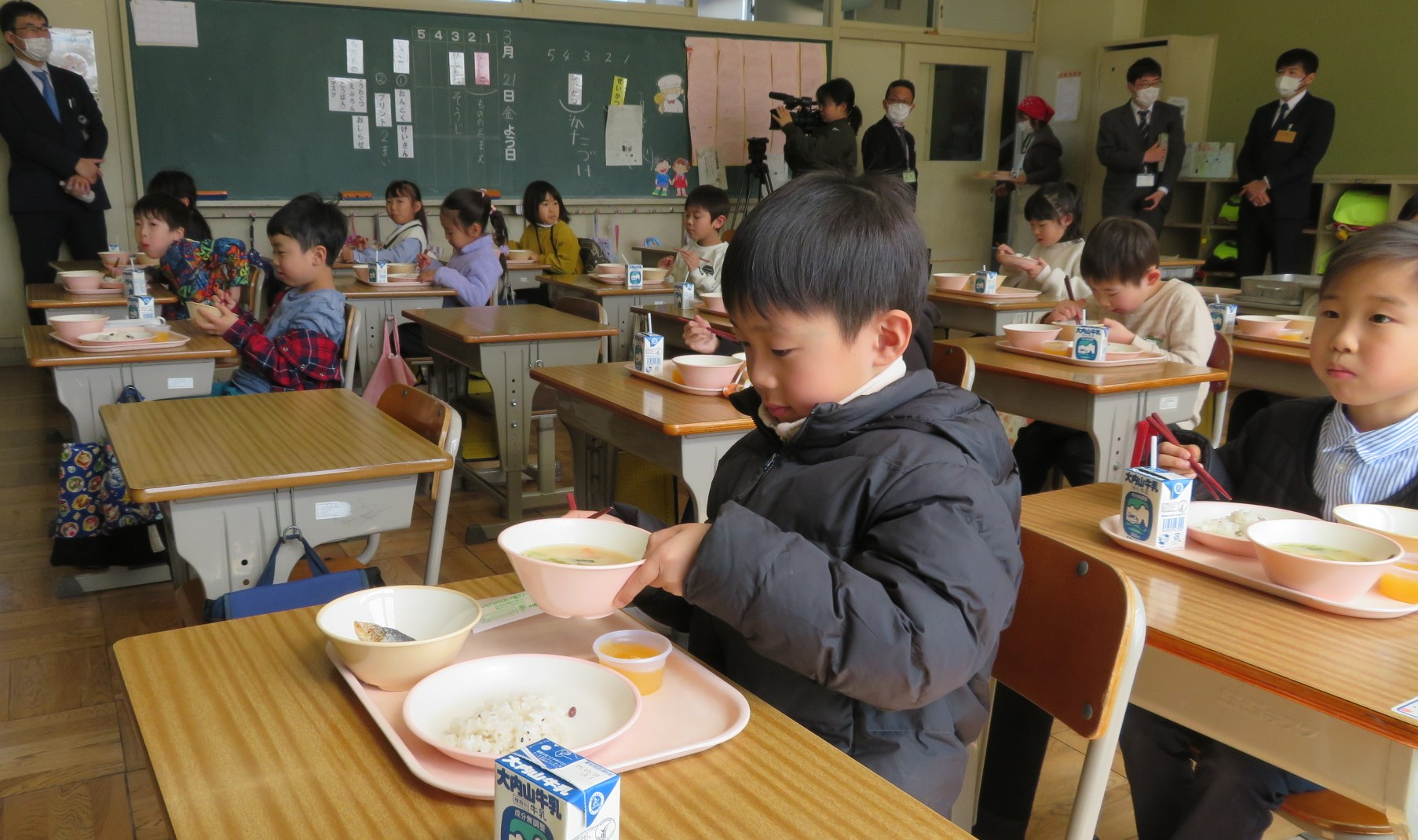 寄贈いただいた食器を使用する様子